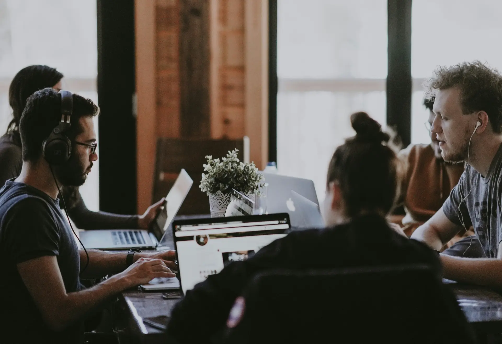 Équipe qui travaille sur un projet web