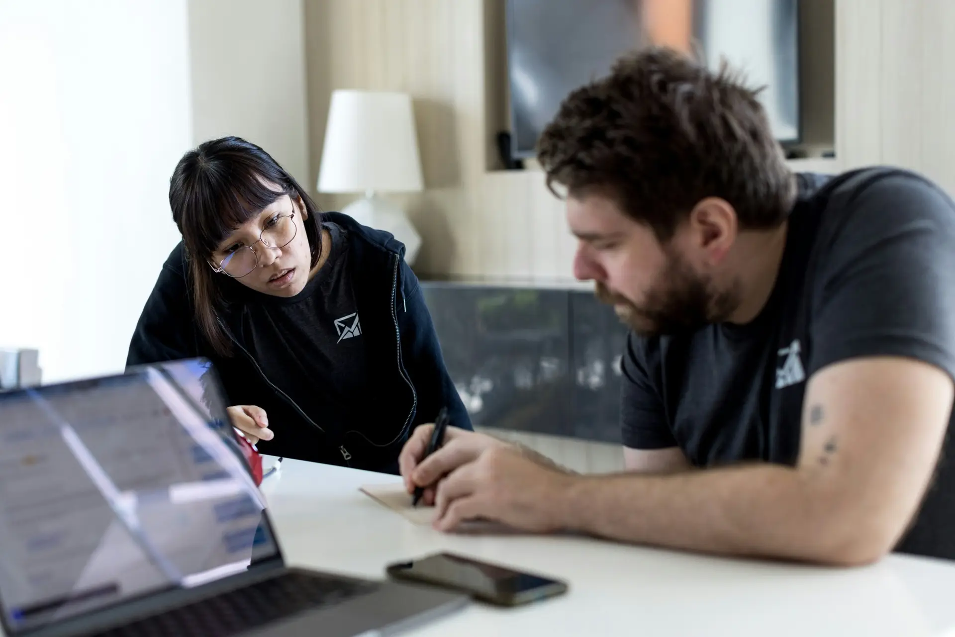 Échange direct avec un client autour d’un ordinateur